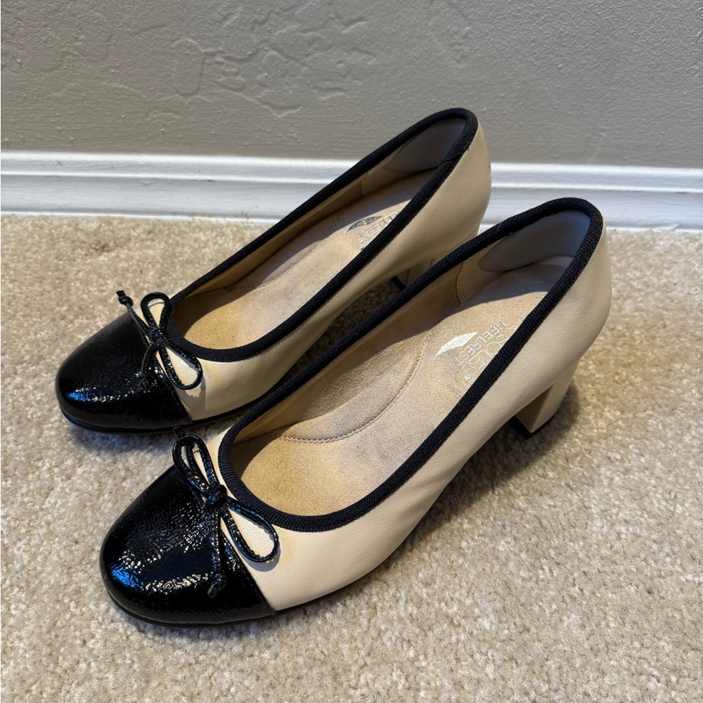 AEROSOLES Black and Cream Heelrest pump